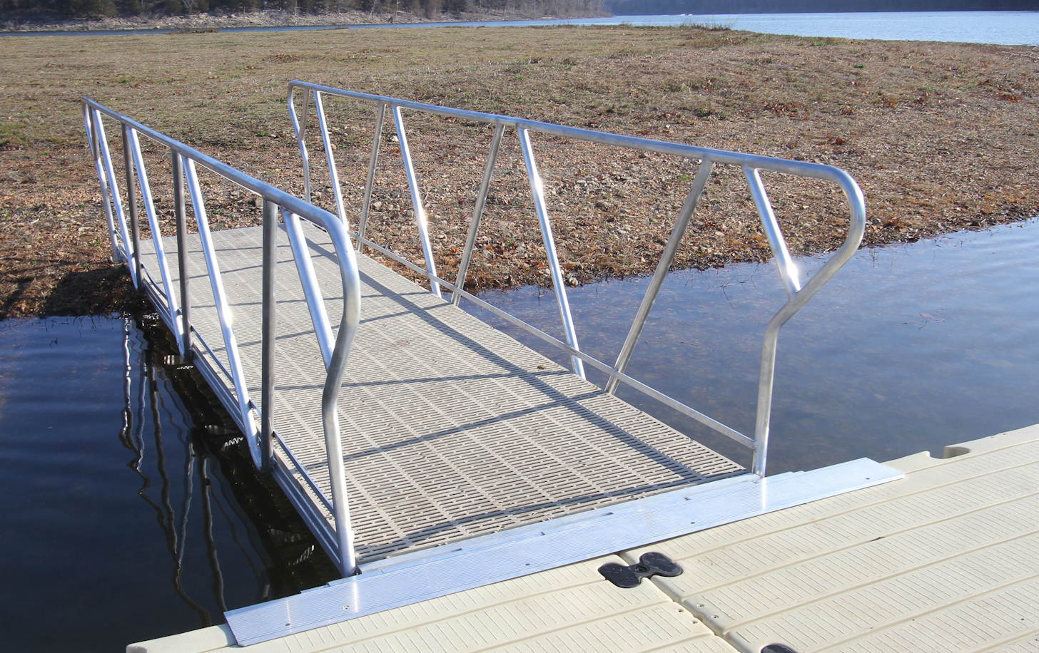 Passerelle aluminium/polyéthylène